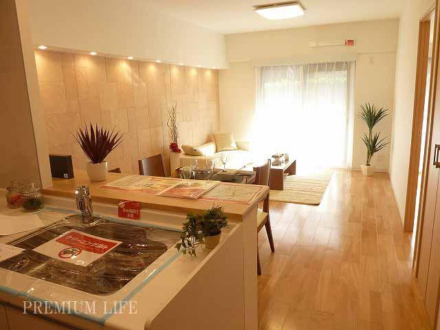 Living.  [living] It spreads refreshing light in the southeast direction of the living.