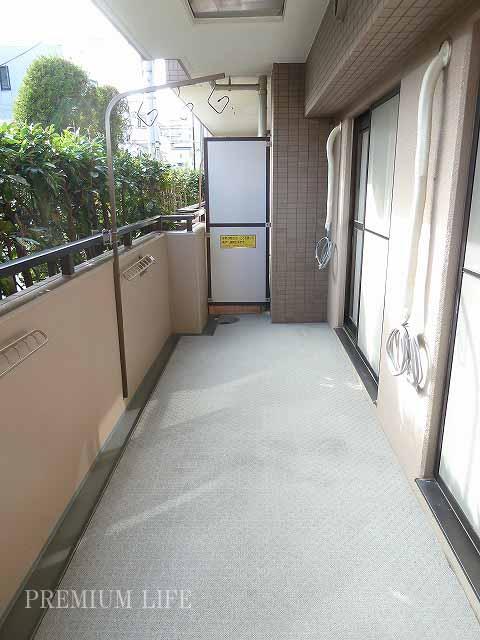 Balcony.  [balcony] Balcony with a good depth per yang.