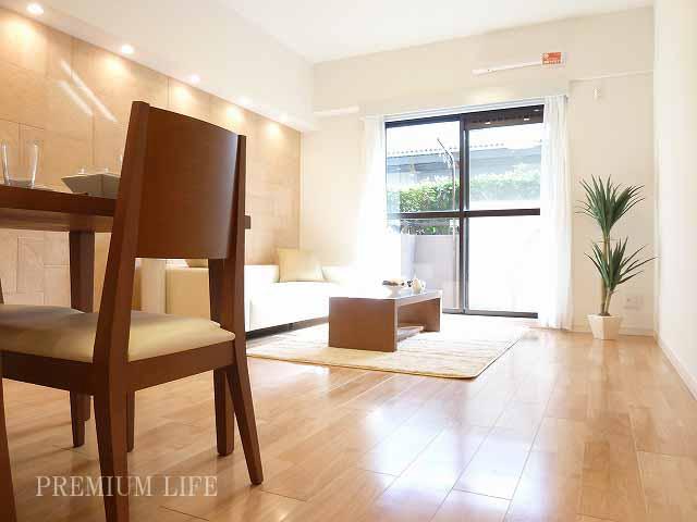 Living.  [living] Refreshing sunshine lit the time of family reunion.