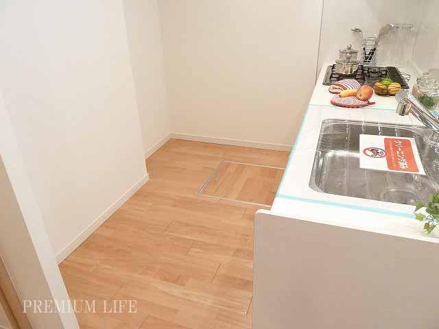 Kitchen.  [kitchen] Relaxed some kitchen space also put the cupboard.