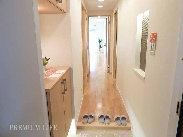 Entrance.  [Entrance] The light of the niche and the footlights, We have fashionable choreographed entrance.