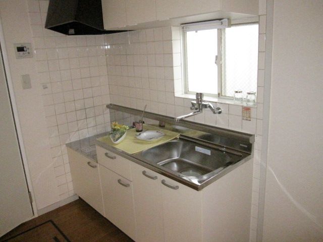 Kitchen. Excellent is very clean in there is a window ventilation function.