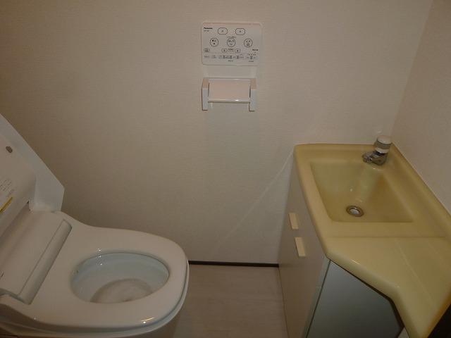 Toilet. Indoor (October 10, 2013) Shooting