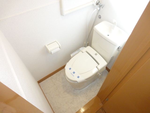 Toilet. Bathtub is a new article. Reheating function is also equipped with.