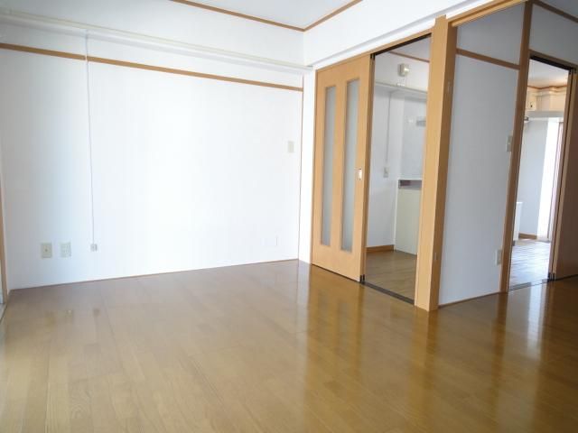 Living and room. 4.5 Pledge is a Western-style storage.