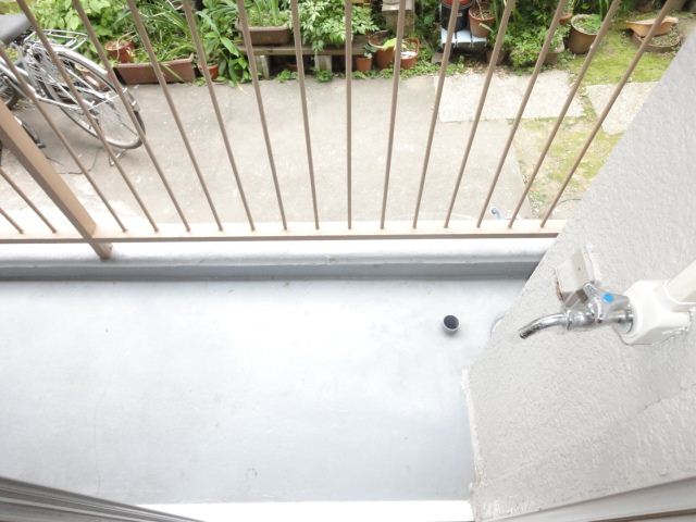 Other room space. Comes next to the bathtub.