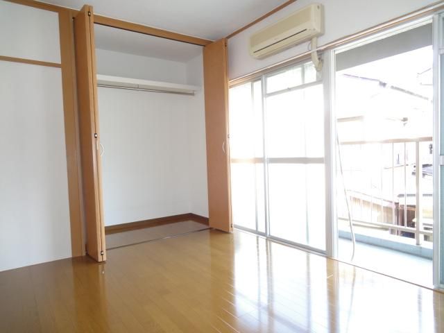 Living and room. The window also widely, Light has flooded.