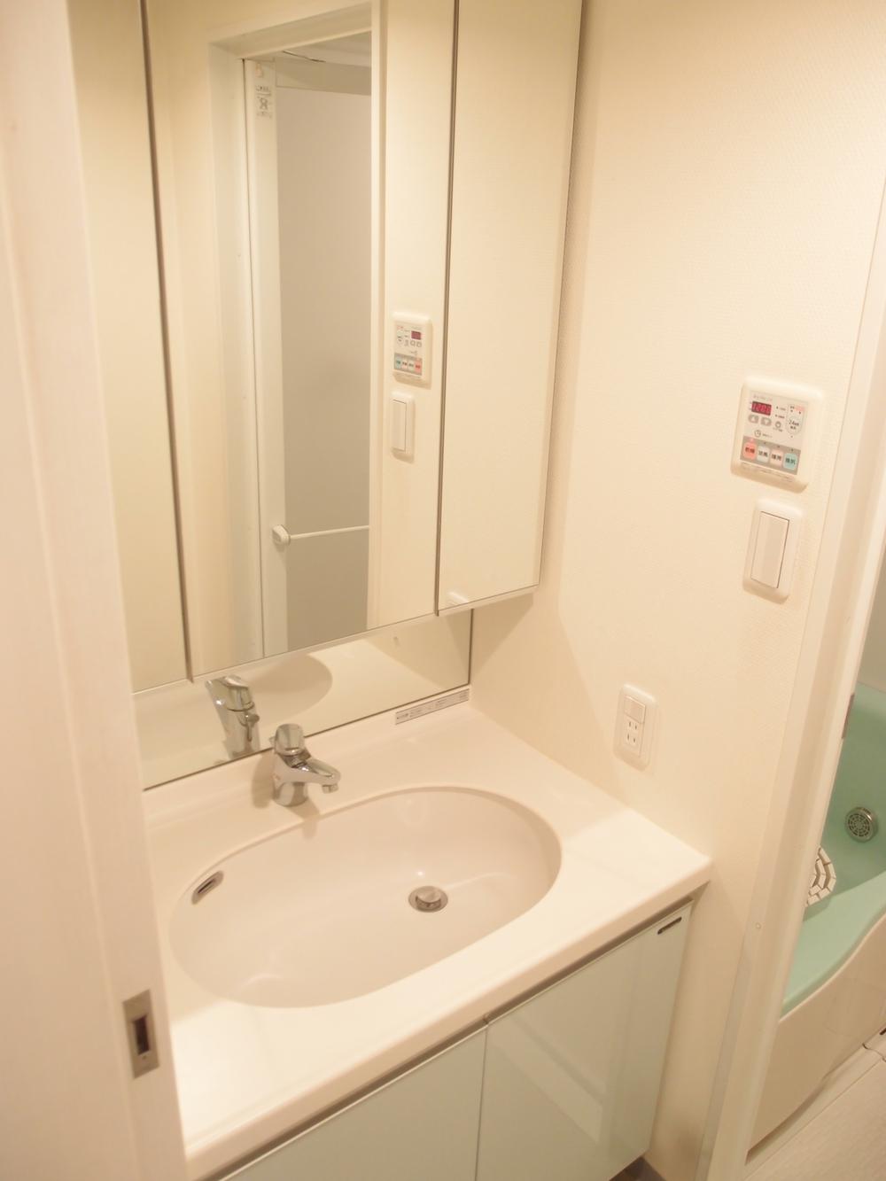 Wash basin, toilet. Wash basin