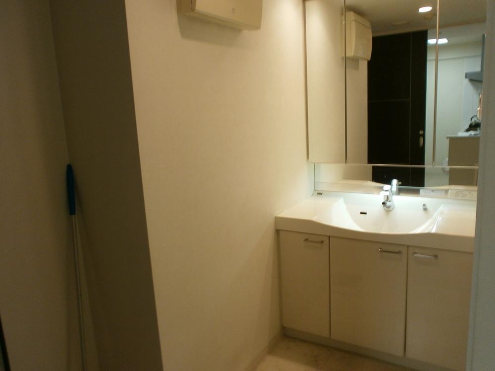 Wash basin, toilet. Indoor (05 May 2013) Shooting