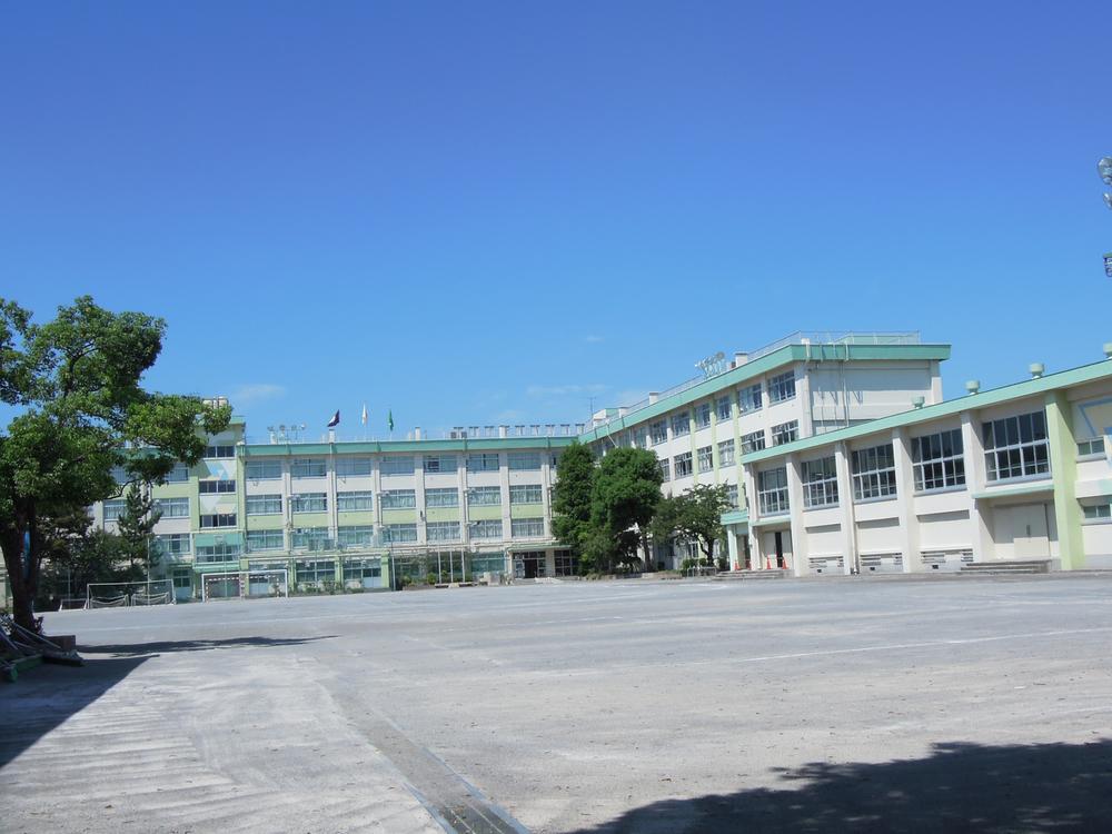 Junior high school. 570m to Edogawa Ward Shinozaki Junior High School