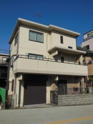 Local appearance photo. It is a three-story reinforced concrete building.