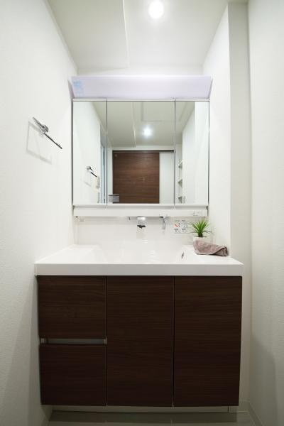 Wash basin, toilet. Local (10 May 2013) Shooting