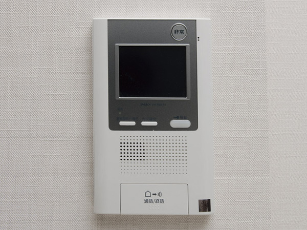 Security.  [Intercom with color monitor] From the monitor in the dwelling unit, It can also be found in the video as well as voice the visitor, Adopt the intercom with a monitor in consideration for crime prevention. Since the hands-free you can respond quickly.  ※ Video check visitors auto lock portion only. (Same specifications)