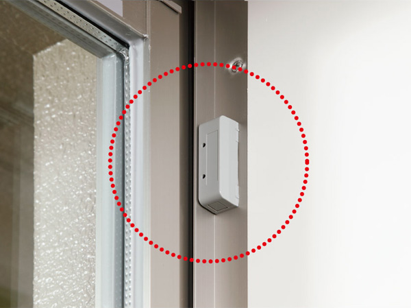 Security.  [Sash with security sensors] When the magnet sensor at the time of crime prevention set to sense the opening and closing of the front door and windows sounds alarm by intercom, Abnormal signal is sent to the security company. (Same specifications)