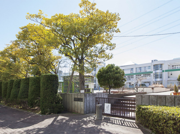 Surrounding environment. Freshening first elementary school (a 9-minute walk ・ About 660m)