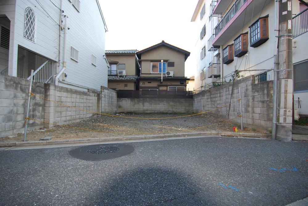 Local photos, including front road. Local (2013 December) Shooting It is refreshing shaping. It is less car street because it is a quiet residential area.