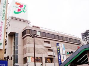 Shopping centre. 940m large shopping mall to Ito-Yokado