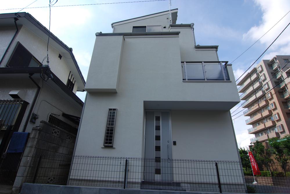 Rendering (appearance). appearance The building is blowing pure white of the mortar. Since the fine elasticity of rubber are mixed into the paint it has become difficult to break.