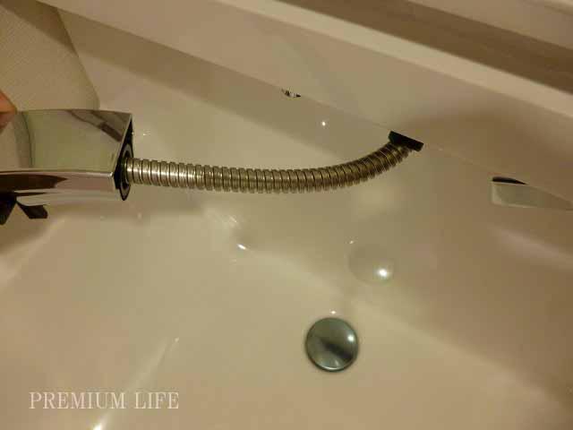 Wash basin, toilet.  [Washbasin with shower] Cleaning Ease shower head extending.