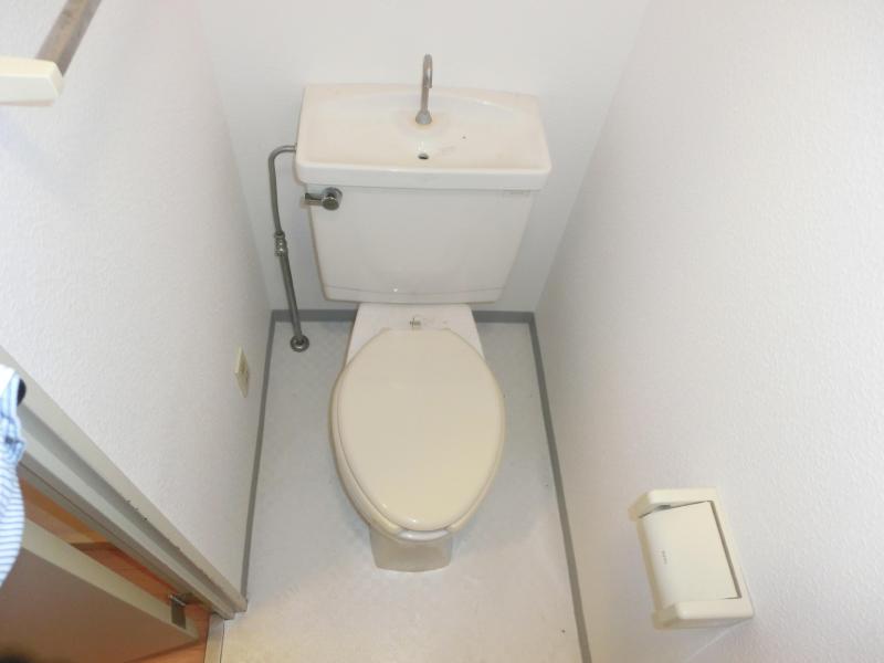 Toilet. Toilet.