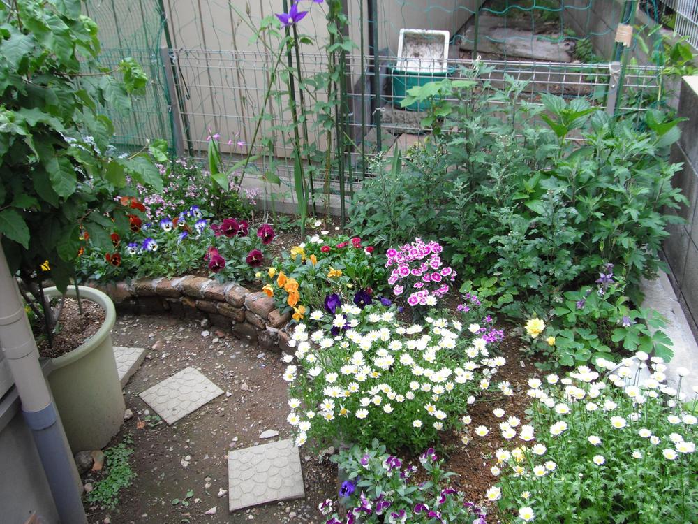 Garden. In the south garden, You can enjoy flowers and home garden