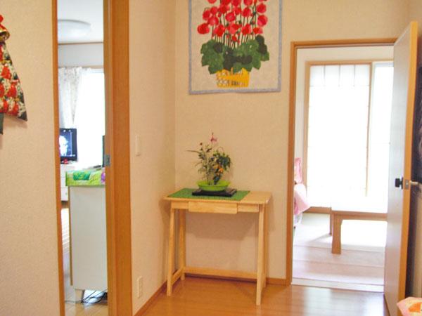 Entrance. There is also a room entrance hall, You can enjoy, such as painting and flowers