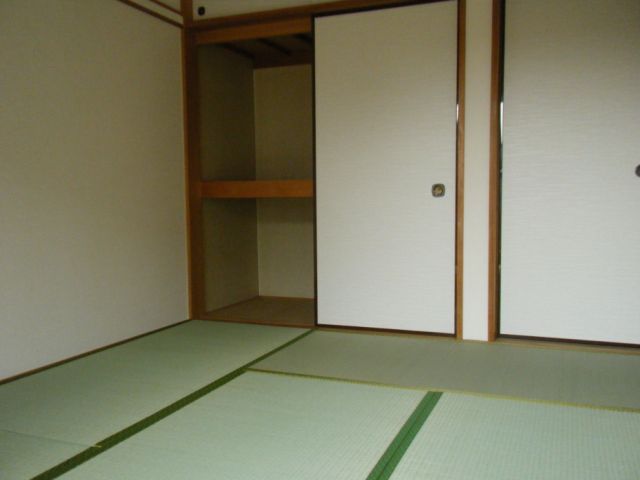 Living and room. The warm tatami Japanese-style, There is also closet.