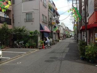 Streets around. 50m until the neighborhood Petit shopping street