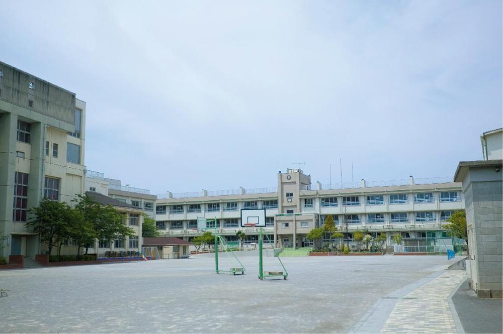 Primary school. Until the municipal Kasai elementary school 895m