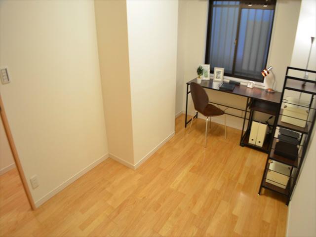 Non-living room. Also equipped with study set