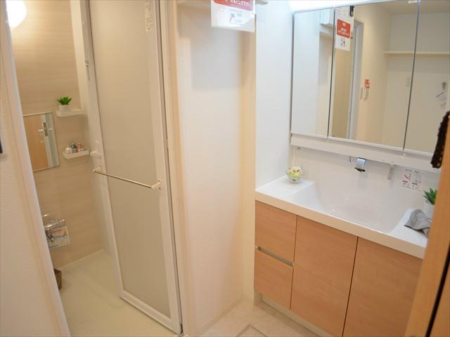 Wash basin, toilet. Three-sided mirror type dresser