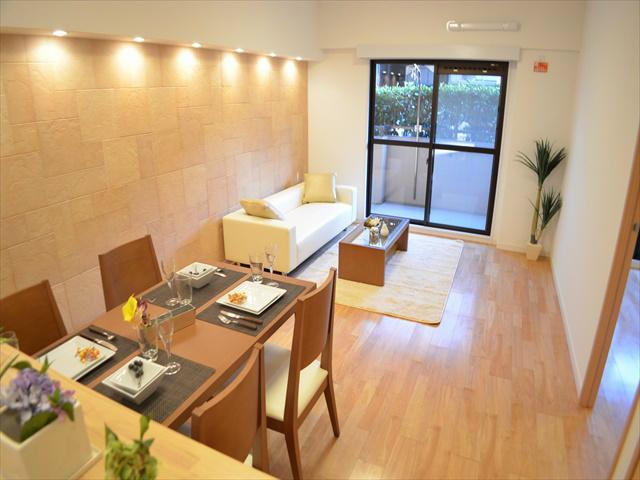 Living. Fashionable up with indirect lighting