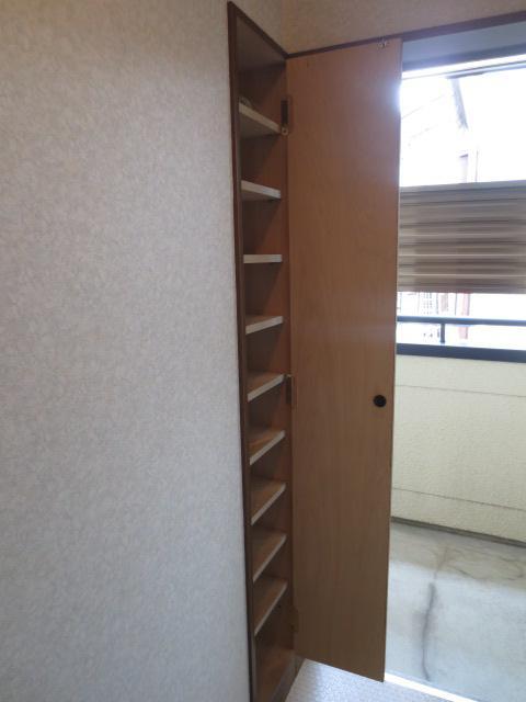 Entrance. Cupboard