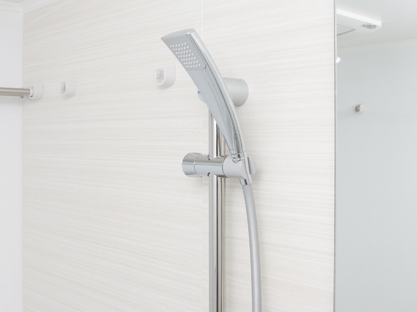 Bathing-wash room.  [Slide bar ・ Air-in shower head] Adopt a stylish slide bar that you can freely adjust the height of the shower head. Shower head that were considered in the design is the air-in shower specification that combines the "comfort" and "water-saving".