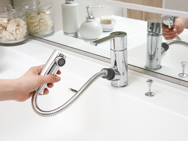 Bathing-wash room.  [Single lever mixing faucet] Adoption of a single-lever faucet that can be adjusted for easy of your favorite hot water temperature and the amount of water in the operation one of the handle lever. Also, Because the hose pull-out, This is useful, such as shampoo and bowl of clean.