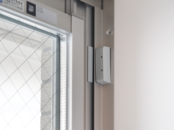 Security.  [Security sensors] Security sensors installed in open windows, An alarm and to sense the unauthorized open during operation, And automatically reported to the security company at the same time. (Surface lattice with windows except) (same specifications)