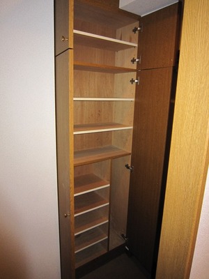 Entrance. Shoe box