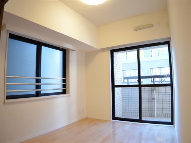 Non-living room. Southwest angle room