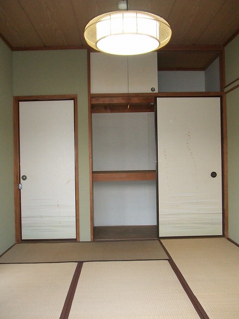 Living and room. On-site parking sky Yes