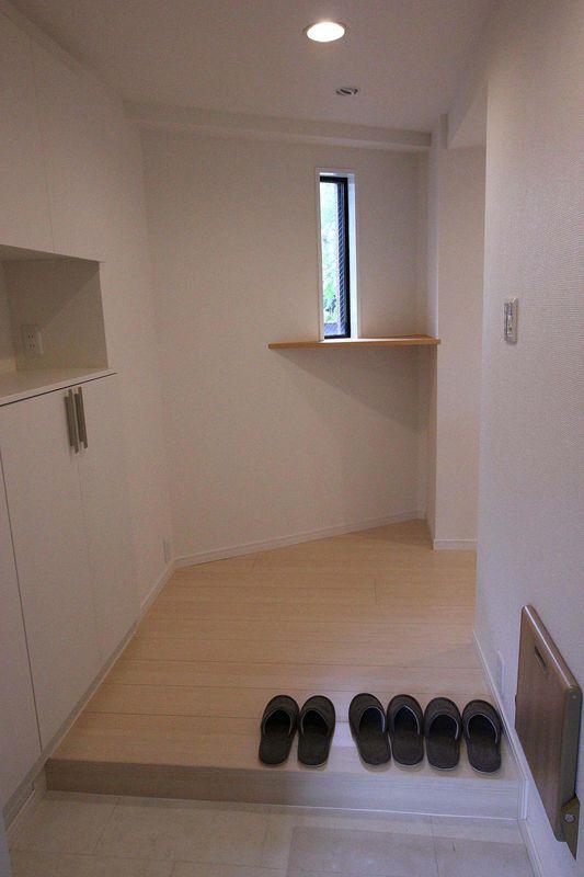 Entrance. Photos of the corridor, including the entrance