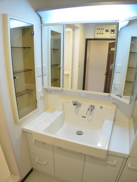 Wash basin, toilet. Wash basin