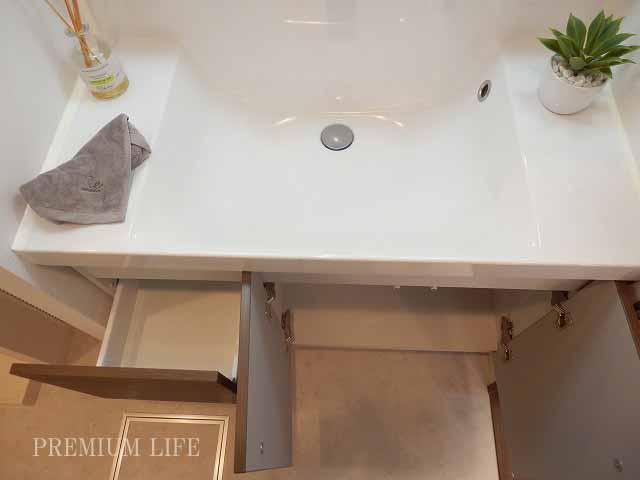 Wash basin, toilet. Clean in the wash basin of the housing of enhancement!