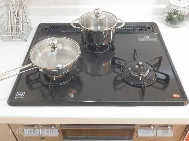 Kitchen. Easy three-necked gas stove cleaning