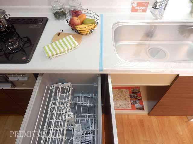 Kitchen. Wide kitchen is Hakadori cooking