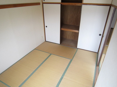 Living and room. Tatami of Omotegae is done before you move