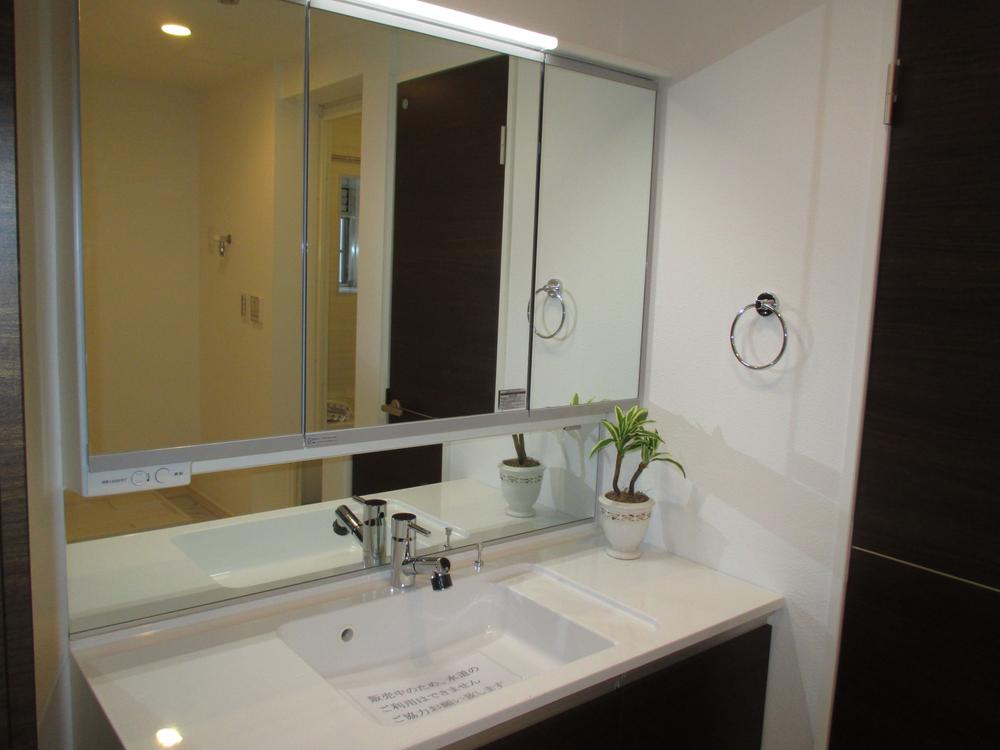 Wash basin, toilet. Indoor (12 May 2013) Shooting