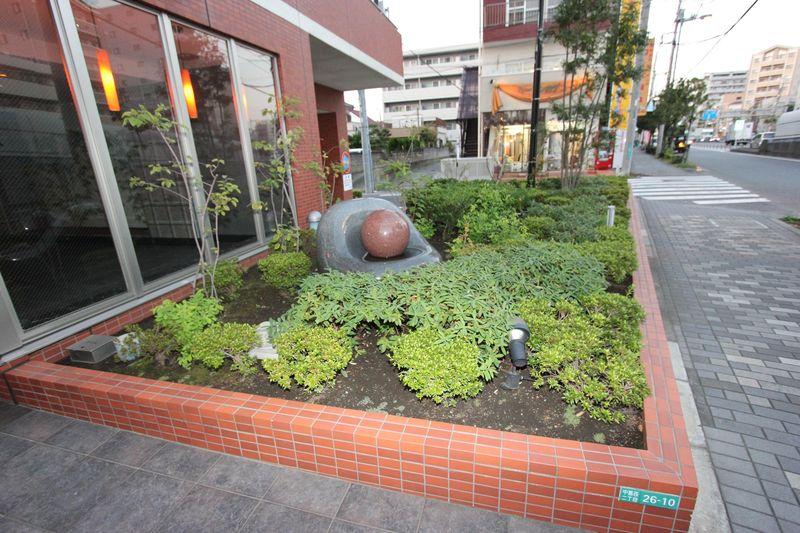 Other local. Green located around the entrance