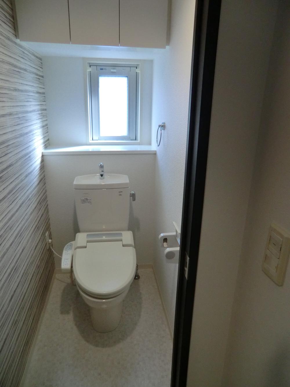 Toilet. We have a window in the toilet as you can see. This is also a corner room unique.