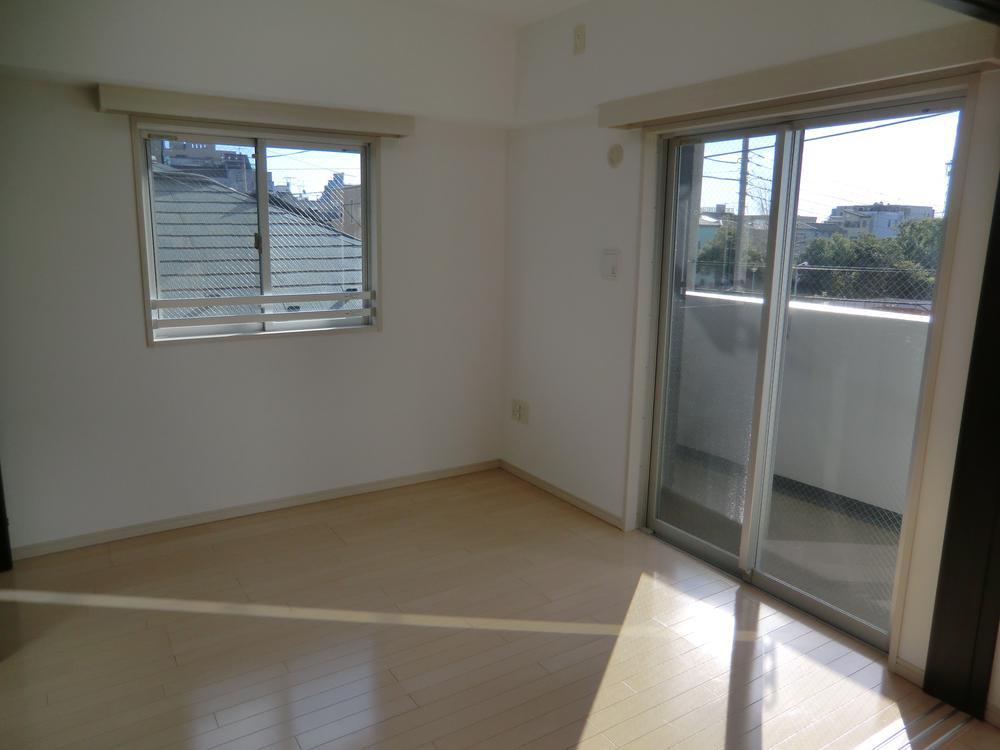 Non-living room. I tried to take a window of Western-style 5 quires. South and west of the two-sided lighting of the rooms are very positive per well bright.