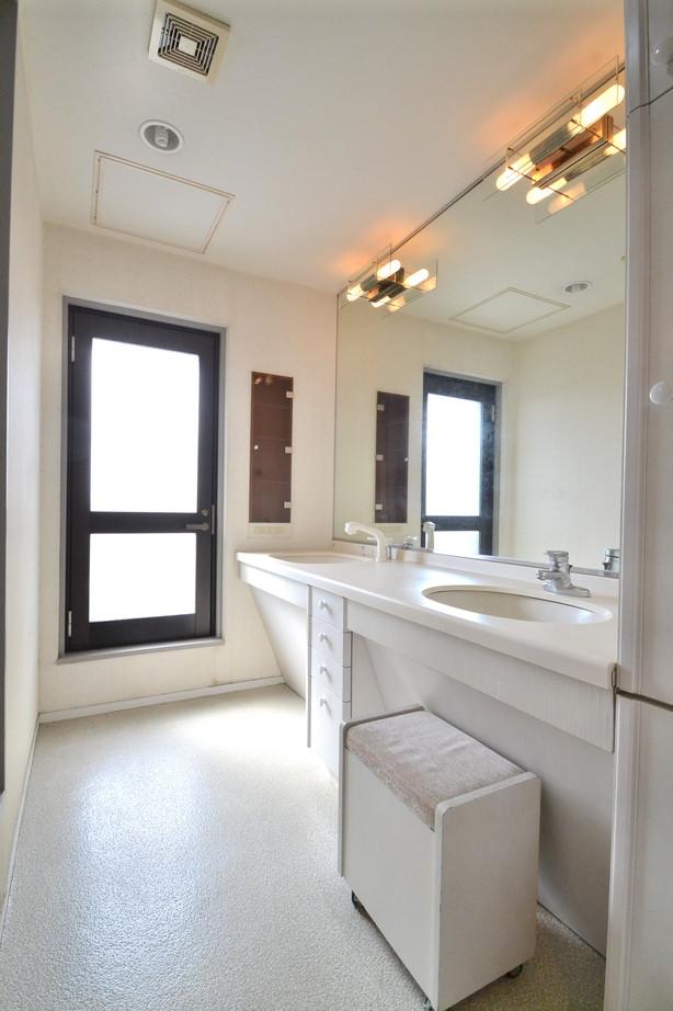 Wash basin, toilet. bathroom